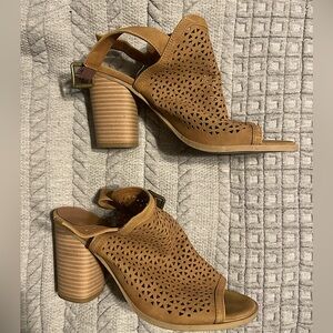 Universal thread size 9 block heel - peep toe